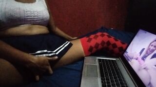 Me masturbo viendo a castigar a su niñera