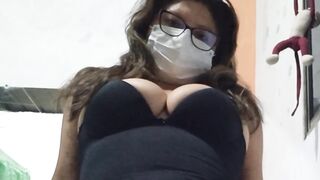 prostituta atiende a su cliente en casa de citas y se la follan por el ano