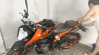 Me pongo muy caliente y me masturbo mientras lavo la moto de mi jefe