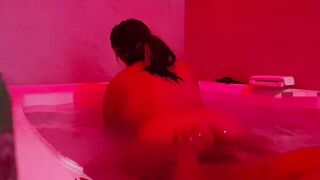 Te encantará el last, me convencen mi primera vez en el jacuzzi.