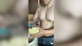 El novio de mi mejor amiga estaba cosinando y mi'miga se fue para la tienda y aproveche para chupar