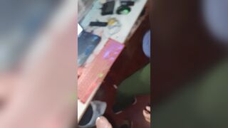 Rubia me la chupa al lado de la PC en vivo