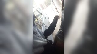 Cogiendo al lado del auto en estacionamiento privado