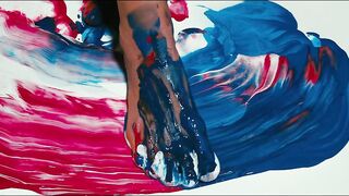 Pies Sensuales Jugando con Pintura - Arte & Erotismo en Cada Huella