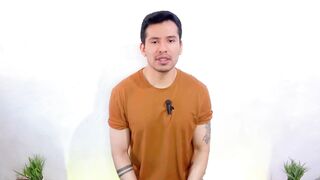 Enfermo de la cruz roja dotado de 20cm de verga y joven universitario se hacen sexo oral job en la ducha