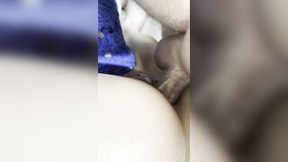 Горячая малая принимает раком в тугую задницу член кайфует от анала