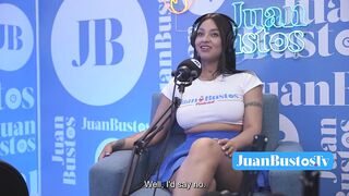 ¡La latin babe aceitada con HERMOSAS TETAS Kataleya Ross se sube a la máquina vibradora hasta correrse!