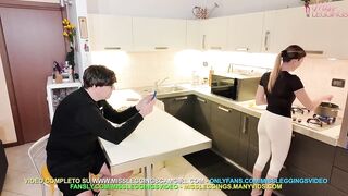 MATRIGNA IN LEGGINGS BECCA AMICO DEL FIGLIASTRO A SCATTARLE FOTO DI NASCOSTO IN CUCINA