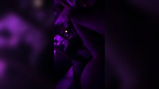 Милый фембой пытается вытащить пробку из своей попки