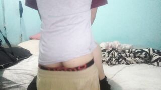 Se pone en cuatro desnuda sobre la cama y tenemos sexo de perrito