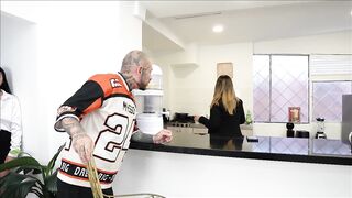 PUTA COLOMBIANA SE DEJA FOLLAR POR EL MARIDO DE SU MEJOR AMIGA - KARINA MILLER