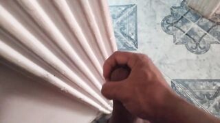 Me masturbo mientras mi madrastra limpia la cocina