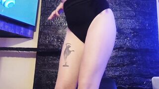 Solange se masturba y juega con sus pies en sillón S&M