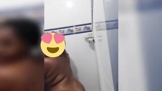Culo grande en la ducha