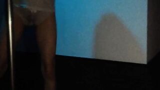 Pequeña lalin girl en el tubo