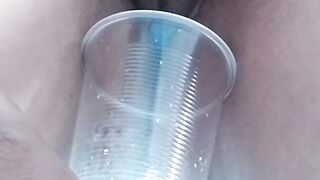 El doctor me pide una muestra de mi orina y me excito en su consultorio