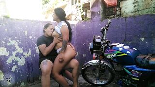 le doy una cogida a la vendedora