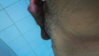 Universitario caliente se corre en la ducha del baño de su compañera en cuarentena - The Cazique