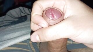 Me masturbo a chorros en mi cama dejando mucha leche