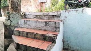 consigo seducir a la vecina y comienzo a masturbarla y hacerle blow job al aire libre