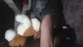 haciéndolo en un baño publico