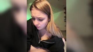 jucielussie's fingering sends cum crashing loud