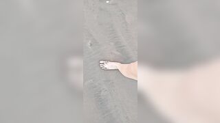 Pies sucios caminan en la playa y se muestran en la calle