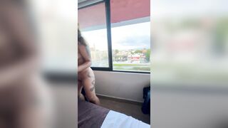 mother I'd like to fuck desnuda en la ventana mientras pasan mirones por la calle