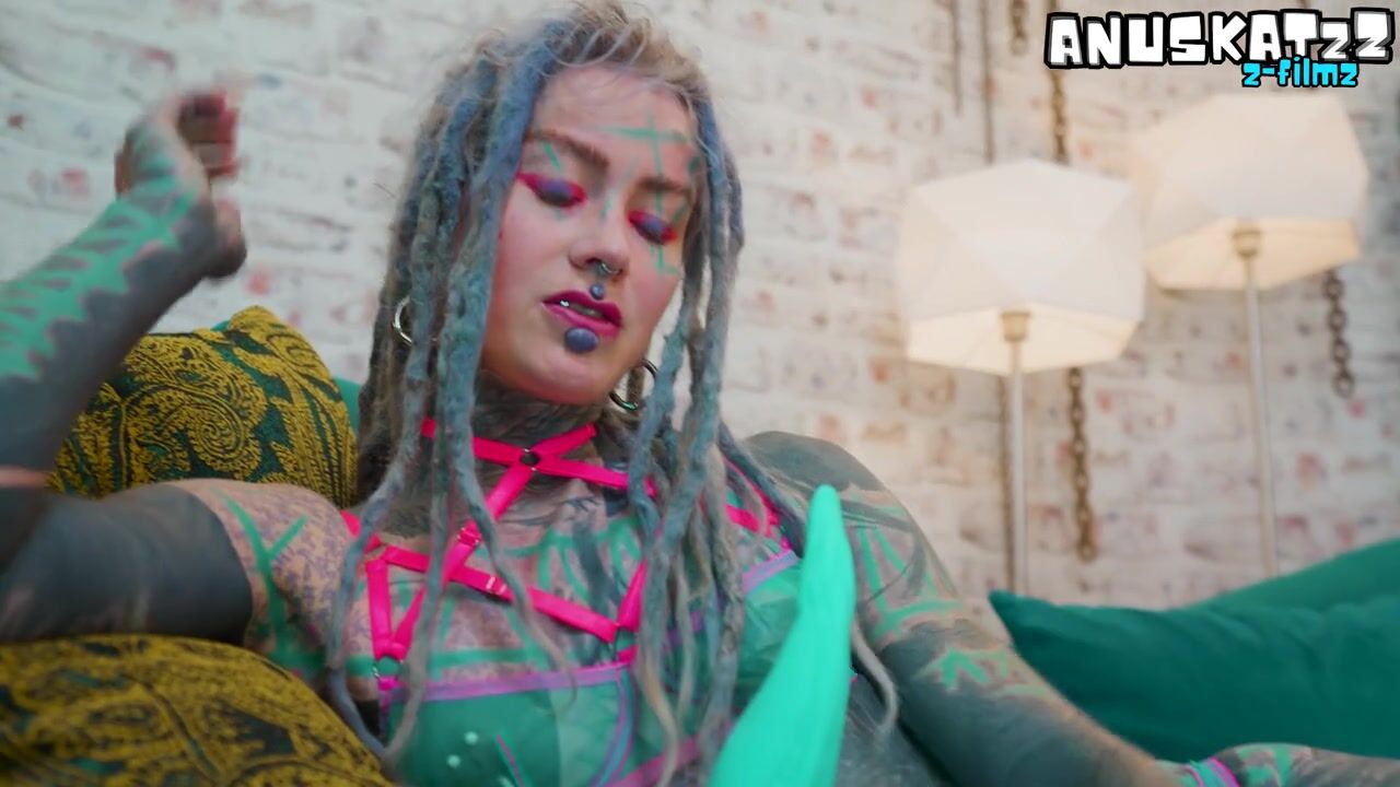 Solo Tattooed Bombshell Exploring Anal Toys in Underware 