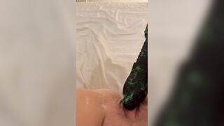 This giant sextoy makes me squirt like a fountain!!????‍????????