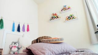 Livecam Model with Giant Butt in Constricted Jeans Teases U