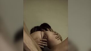 Mi madrastra salió a comprar, tengo 10 minutos con este pene enorme.