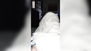 Chico se deslecha cuando se despierta, se saca las ganas viendo porno y eyacula leche muy rico