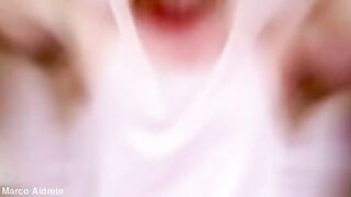 El es un chacal varonil que hace pics y clips porno homo donde se masturba su pequeño pene