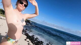 Adventurous amateur pair dares to have sex on a public beach