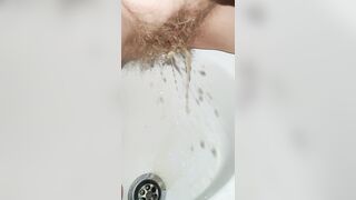 ???? Bushy snatch pees in sink ???? Immoral mama pissing and trickling creampie