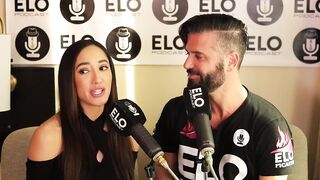 La hermosa modelo se comio toda la banana!????