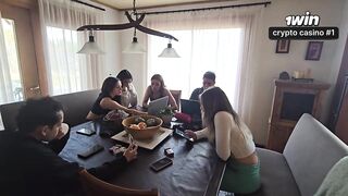 Sexo duro y stream en las montañas con 8 estrellas porno! Knock Knock Club