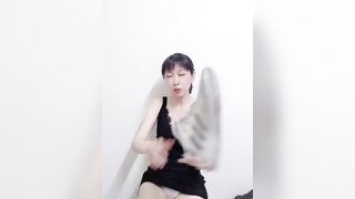 taipei sm queen lei twists toes in electric toes