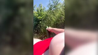 Sortie vélo qui dérape en exhibe extérieur avec un concombre dans la chatte