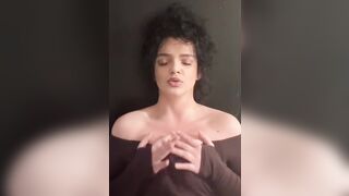 Bonne suceuse bien cochonne suce gode fake semen