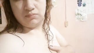 Acaricando mi busto mojado