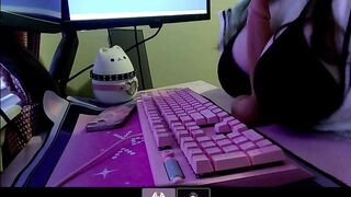 groaning egirl gives intimate masterbution assist