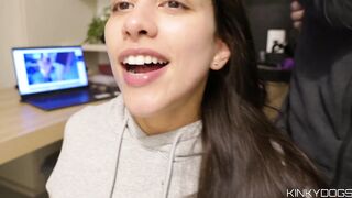 Mi novia lalin girl se calienta viendo porno, me da una MAMADA y FOLLADA DURA
