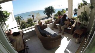 Sexo sigiloso en balcon de playa mientras pasea la gente cerca