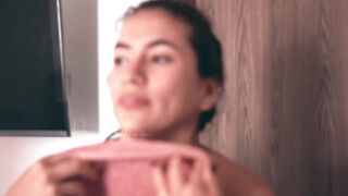 GRWM latin chick: Me levanto muy caliente, squirt mañanero mientras hago yoga