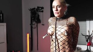 Intensive Twat Punishment Session - Mrs Ungeniert gets poked to her limitations.