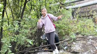 Ein Fluchtling wurde beim Outdoor-Pissen erwischt und.Teil 1