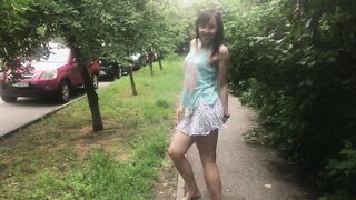 МАЛЫШКА БЕГАЕТ ПО ПАРКУ, СНИМАЕТ ТРУСИКИ И ПОКАЗЫВАЕТ ПОПКУ ПРИ ВСЕХ 4К