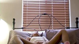 Nikki Fingering Closeup in Daybed climax